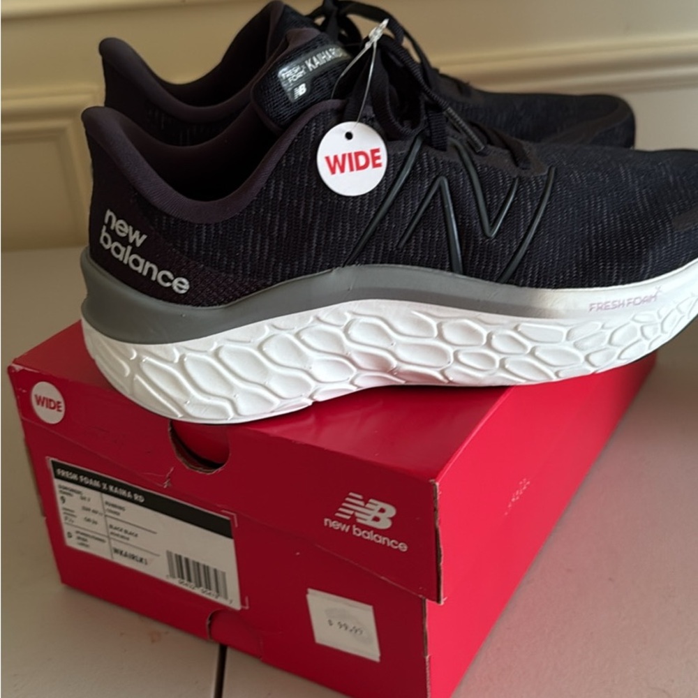New Balance women’s Black & white  Athletic Shoes sneakers